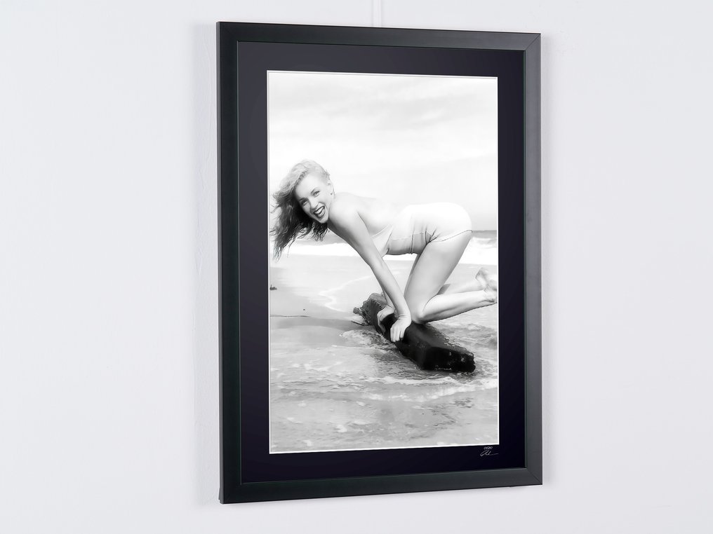 Marilyn Monroe circa 1945 - Fine Art Photography - Luxury Wooden Framed 70X50 cm - Limited Edition Nr 02 of 20 - Serial ID 20091 - Original Certificate (COA), Hologram - 100% New. Shipping Reduction from 3 items #4.3