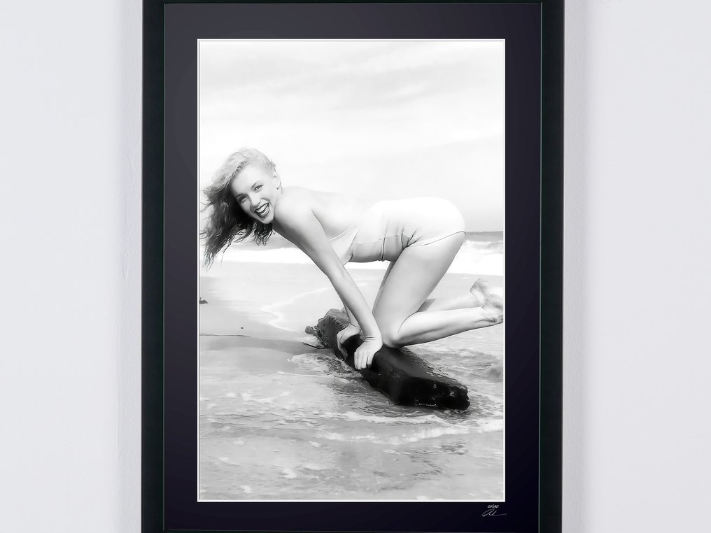 Marilyn Monroe circa 1945 - Fine Art Photography - Luxury Wooden Framed 70X50 cm - Limited Edition Nr 02 of 20 - Serial ID 20091 - Original Certificate (COA), Hologram - 100% New. Shipping Reduction from 3 items #3.2