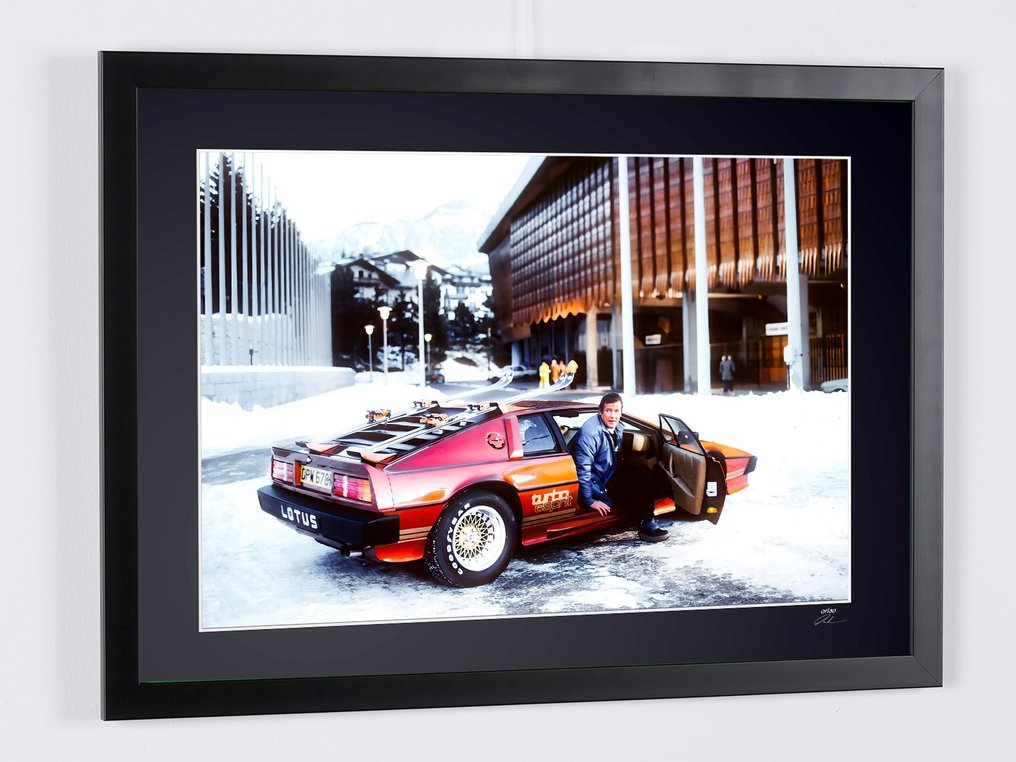 James Bond 007: For Your Eyes Only, Roger Moore and the Lotus Esprit Turbo - Fine Art Photography - Luxury Wooden Framed 70X50 cm - Limited Edition Nr 05 of 30 - Serial ID 19095 - Original Certificate (COA), Hologram - 100% New. Shipping Reduction from 3 items #3.2