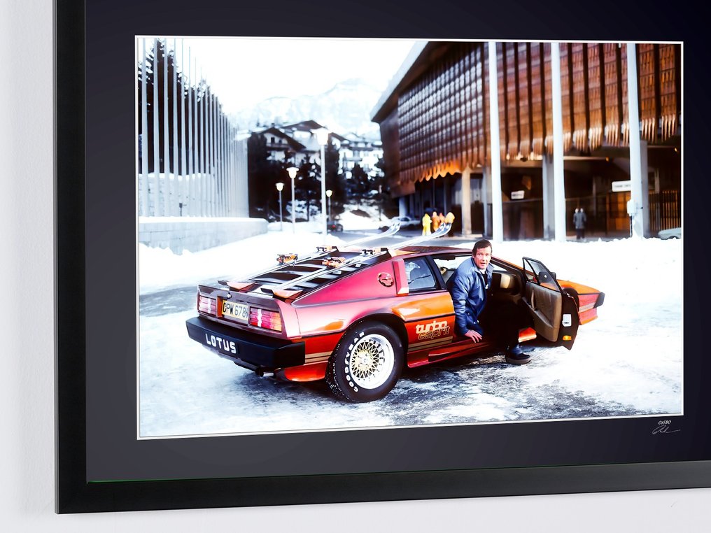 James Bond 007: For Your Eyes Only, Roger Moore and the Lotus Esprit Turbo - Fine Art Photography - Luxury Wooden Framed 70X50 cm - Limited Edition Nr 05 of 30 - Serial ID 19095 - Original Certificate (COA), Hologram - 100% New. Shipping Reduction from 3 items #2.1