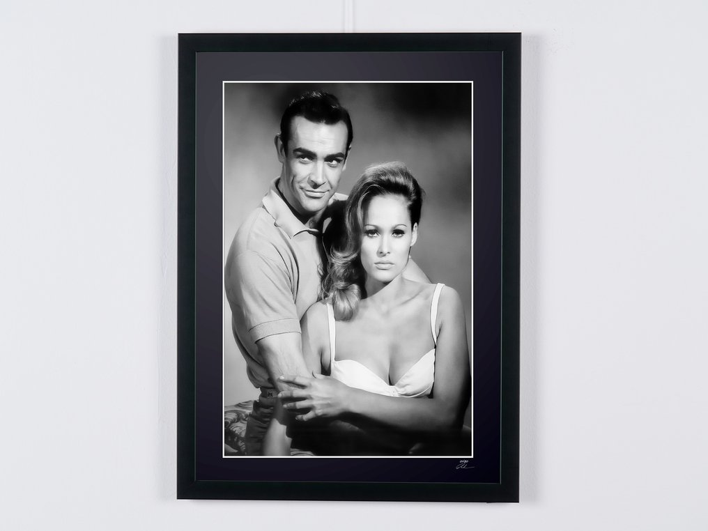 James Bond 007: Dr. No, Sean Connery & Ursula Andress - Fine Art Photography - Luxury Wooden Framed 70X50 cm - Limited Edition Nr 03 of 30 - Serial ID 19094 - Original Certificate (COA), Hologram - 100% New. Shipping Reduction from 3 items #1.0