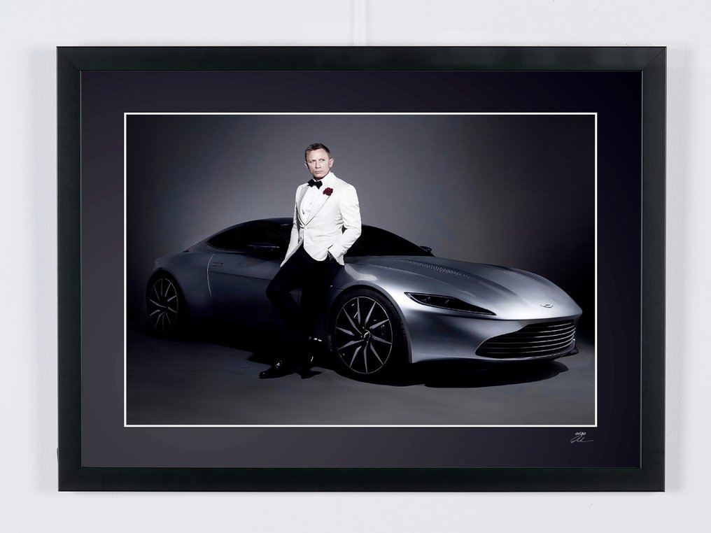 James Bond 007: Spectre, Daniel Craig as « James Bond 007 » and his Aston Martin DB10 - Fine Art Photography - Luxury Wooden Framed 70X50 cm - Limited Edition Nr 05 of 30 - Serial ID 20131 - Original Certificate (COA), Hologram - 100% New. Shipping Reduction from 3 items #1.0