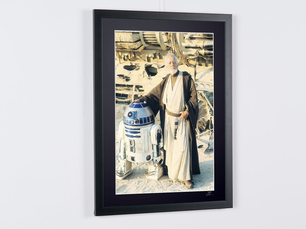 Star Wars Episode IV: A New Hope, Alec Guinness as « Ben Obi-Wan Kenobi » and R2-D2 - Fine Art Photography - Luxury Wooden Framed 70X50 cm - Limited Edition Nr 03 of 30 - Serial ID 20071 - Original Certificate (COA), Hologram - 100% New. Shipping Reduction from 3 items #4.3