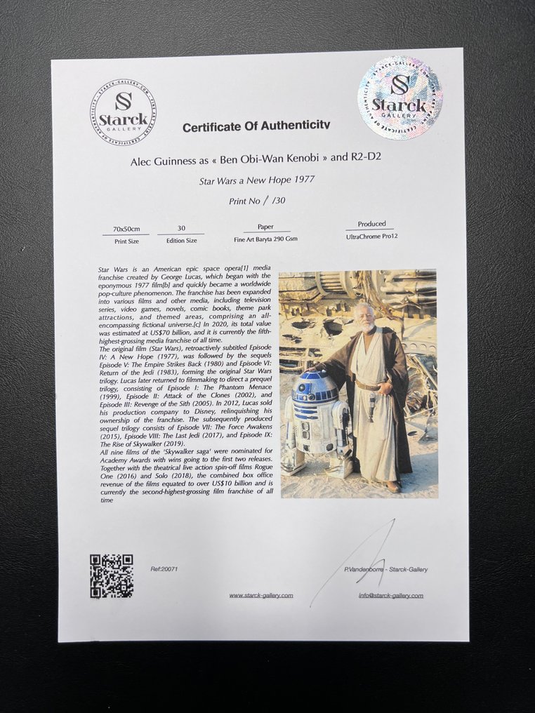 Star Wars Episode IV: A New Hope, Alec Guinness as « Ben Obi-Wan Kenobi » and R2-D2 - Fine Art Photography - Luxury Wooden Framed 70X50 cm - Limited Edition Nr 03 of 30 - Serial ID 20071 - Original Certificate (COA), Hologram - 100% New. Shipping Reduction from 3 items #1.0