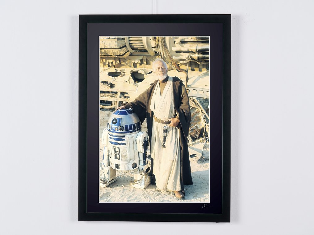 Star Wars Episode IV: A New Hope, Alec Guinness as « Ben Obi-Wan Kenobi » and R2-D2 - Fine Art Photography - Luxury Wooden Framed 70X50 cm - Limited Edition Nr 03 of 30 - Serial ID 20071 - Original Certificate (COA), Hologram - 100% New. Shipping Reduction from 3 items #1.0
