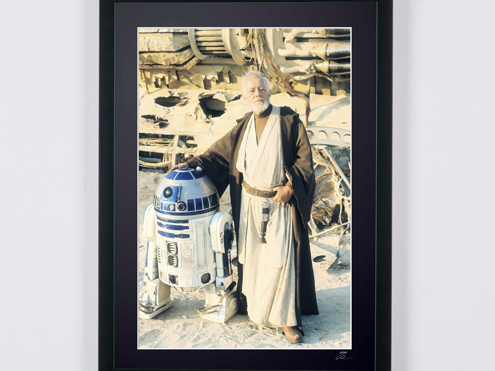 Star Wars Episode IV: A New Hope, Alec Guinness as « Ben Obi-Wan Kenobi » and R2-D2 - Fine Art Photography - Luxury Wooden Framed 70X50 cm - Limited Edition Nr 03 of 30 - Serial ID 20071 - Original Certificate (COA), Hologram - 100% New. Shipping Reduction from 3 items #3.2
