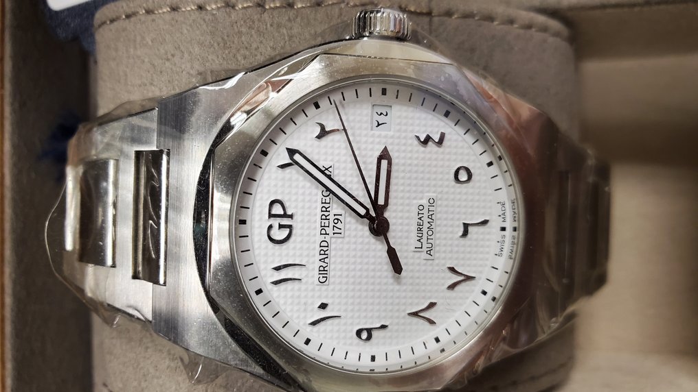 Girard-Perregaux - Laureato - 81010-11-1749-11A - Unisex - 2020+ #2.1