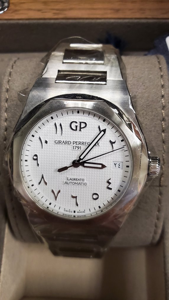 Girard-Perregaux - Laureato - 81010-11-1749-11A - Unisex - 2020+ #1.0
