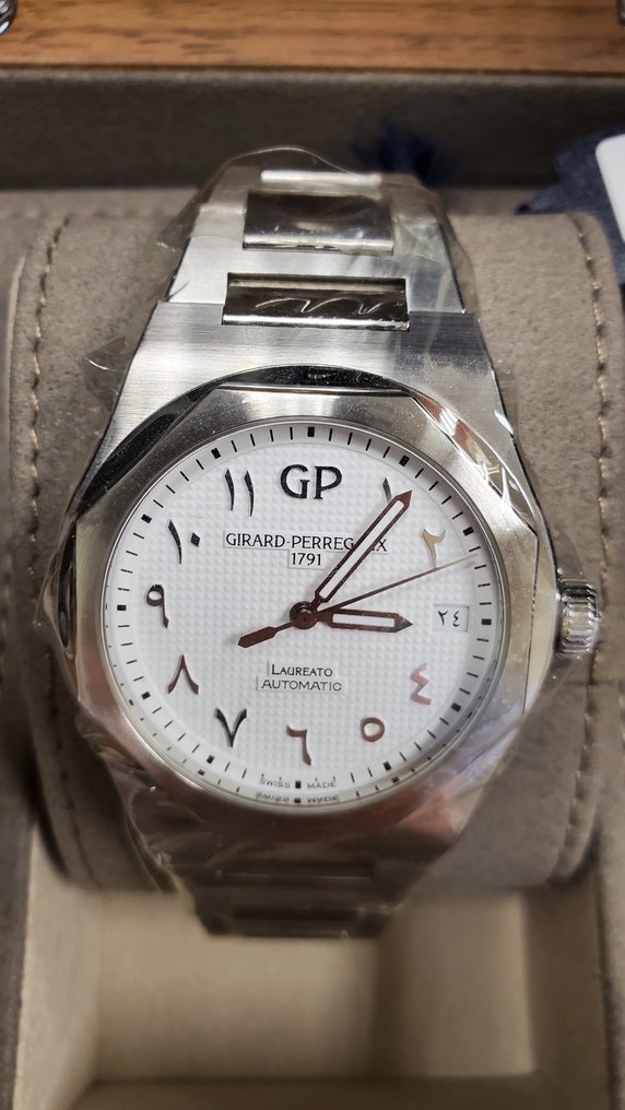 Girard-Perregaux - Laureato - 81010-11-1749-11A - Unisex - 2020+ #1.0