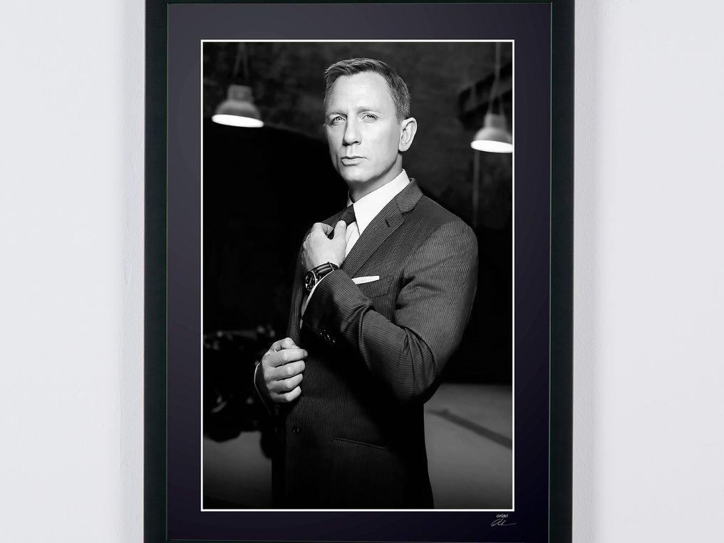 Daniel Craig as « James Bond 007 » - Photography, Luxury Wooden Framed 70X50 cm - Limited Edition Nr 04 of 30 - Serial ID 20464 - Original Certificate (COA), Hologram - 100% New. Shipping Reduction from 3 items #3.2