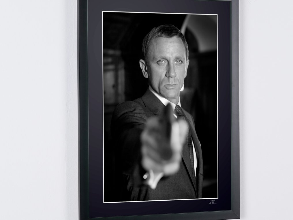 James Bond 007: Quantum of Solace 2008 - Daniel Craig as « James Bond 007 » - Fine Art Photography - Luxury Wooden Framed 70X50 cm- Limited Edition Nr 02 of 30 - Serial ID 2165 - Original Certificate (COA), Hologram - 100% New. Shipping Reduction from 3 items #4.3