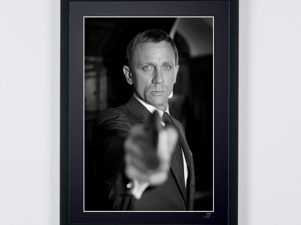 James Bond 007: Quantum of Solace 2008 - Daniel Craig as « James Bond 007 » - Fine Art Photography - Luxury Wooden Framed 70X50 cm- Limited Edition Nr 02 of 30 - Serial ID 2165 - Original Certificate (COA), Hologram - 100% New. Shipping Reduction from 3 items #3.2