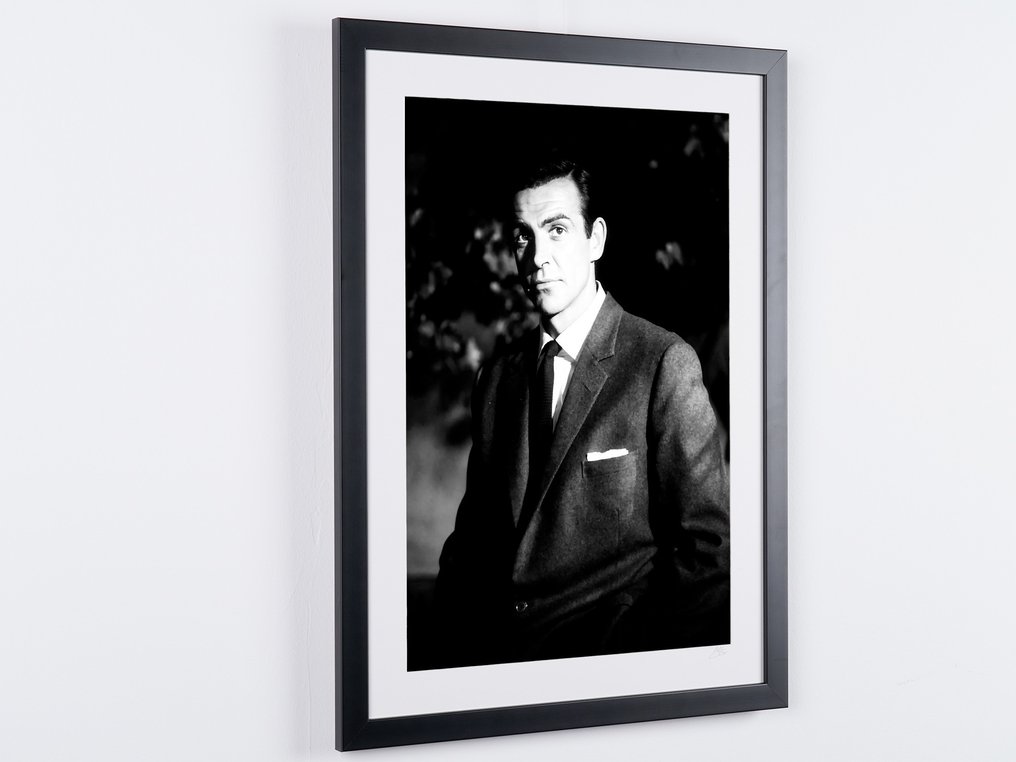 James Bond 007: Dr. No - Sean Connery as « James Bond 007 » - Fine Art Photography - Luxury Wooden Framed 70X50 cm - Limited Edition Nr 01 of 30 - Serial ID - Original Certificate (COA), Hologram Logo Editor and QR Code - 100% New items. #3.2