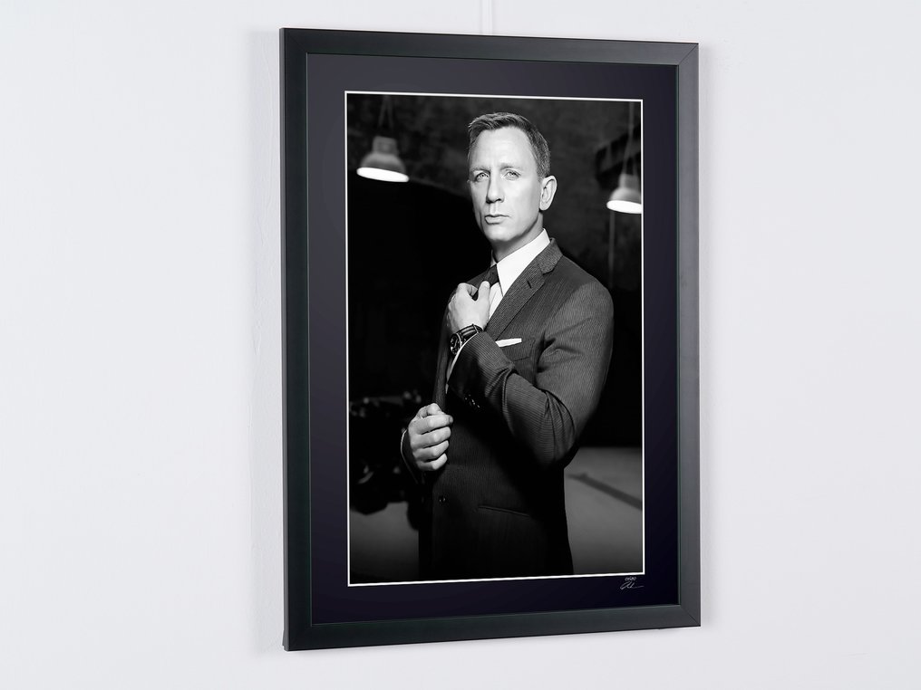 Daniel Craig as « James Bond 007 » - Photography, Luxury Wooden Framed 70X50 cm - Limited Edition Nr 04 of 30 - Serial ID 20464 - Original Certificate (COA), Hologram - 100% New. Shipping Reduction from 3 items #4.3