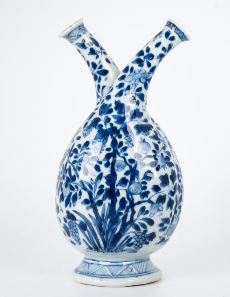 瓶型花瓶 - 藍色和白色 - 瓷器 - Double-bodied cruet bottle - Insects above many florals in continuous landscape - 中國 - 清康熙（1662-1722） #1.1