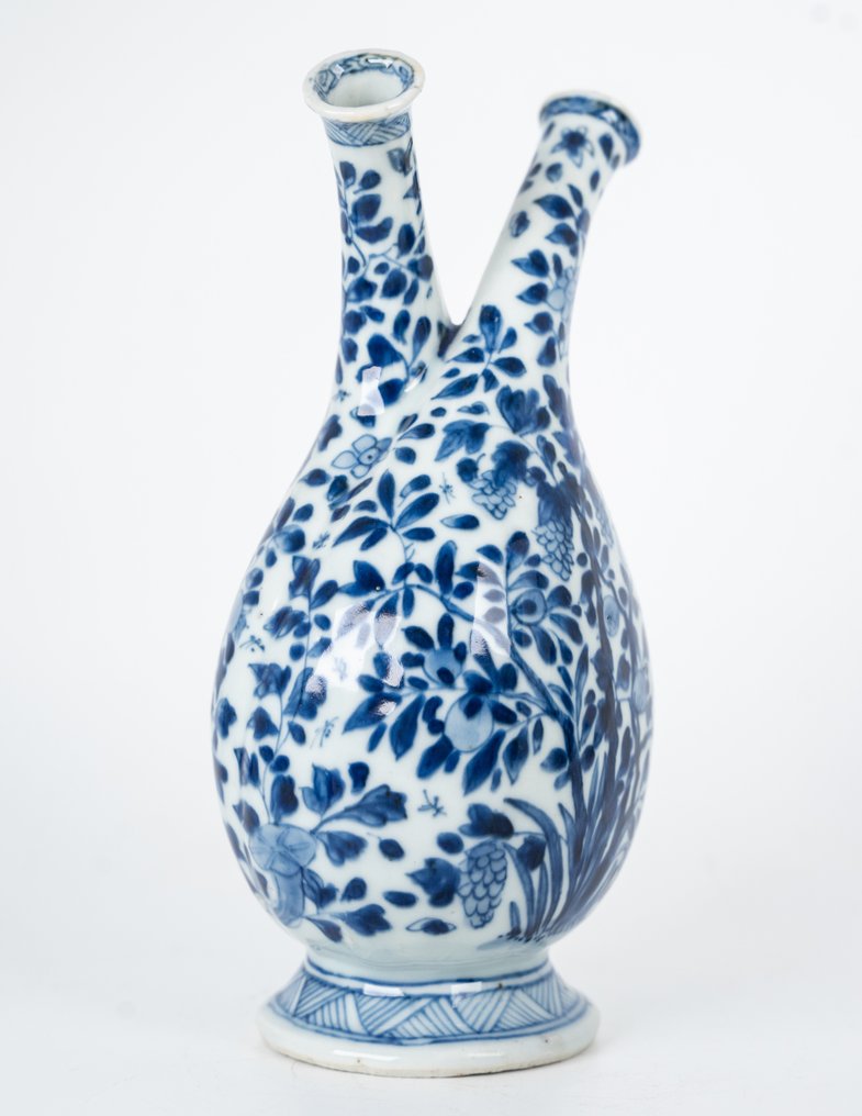 瓶型花瓶 - 藍色和白色 - 瓷器 - Double-bodied cruet bottle - Insects above many florals in continuous landscape - 中國 - 清康熙（1662-1722） #1.2