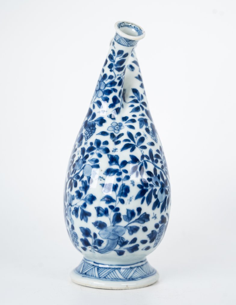瓶型花瓶 - 藍色和白色 - 瓷器 - Double-bodied cruet bottle - Insects above many florals in continuous landscape - 中國 - 清康熙（1662-1722） #2.1