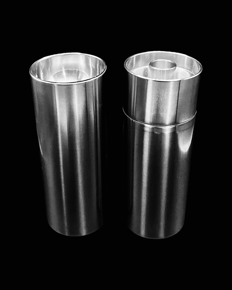 Stelton - Arne Jacobsen - Set de recipiente pentru sare și piper (2) - Cylinda-Line - Oțel inoxidabil satinat #4.3
