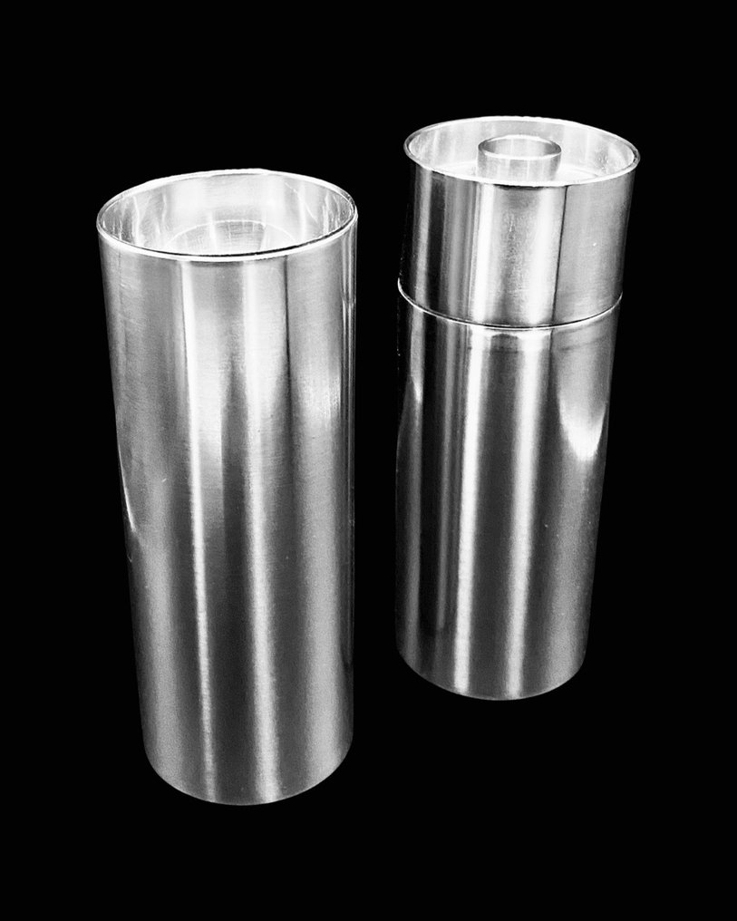 Stelton - Arne Jacobsen - Set de recipiente pentru sare și piper (2) - Cylinda-Line - Oțel inoxidabil satinat #3.2