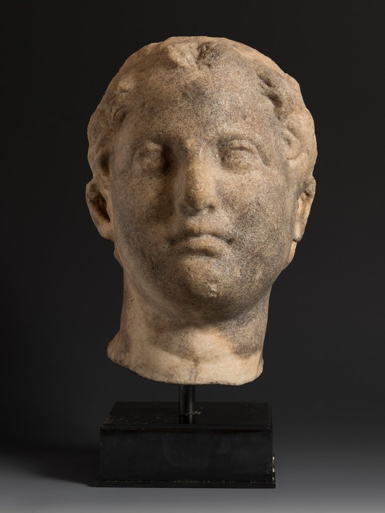 Roma Antiga Mármore Cabeça de retrato de um menino. 20 cm H. Século I - III dC. Rosto bonito. #1.1