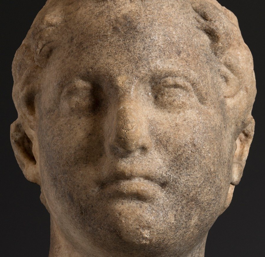 Roma Antiga Mármore Cabeça de retrato de um menino. 20 cm H. Século I - III dC. Rosto bonito. #2.1