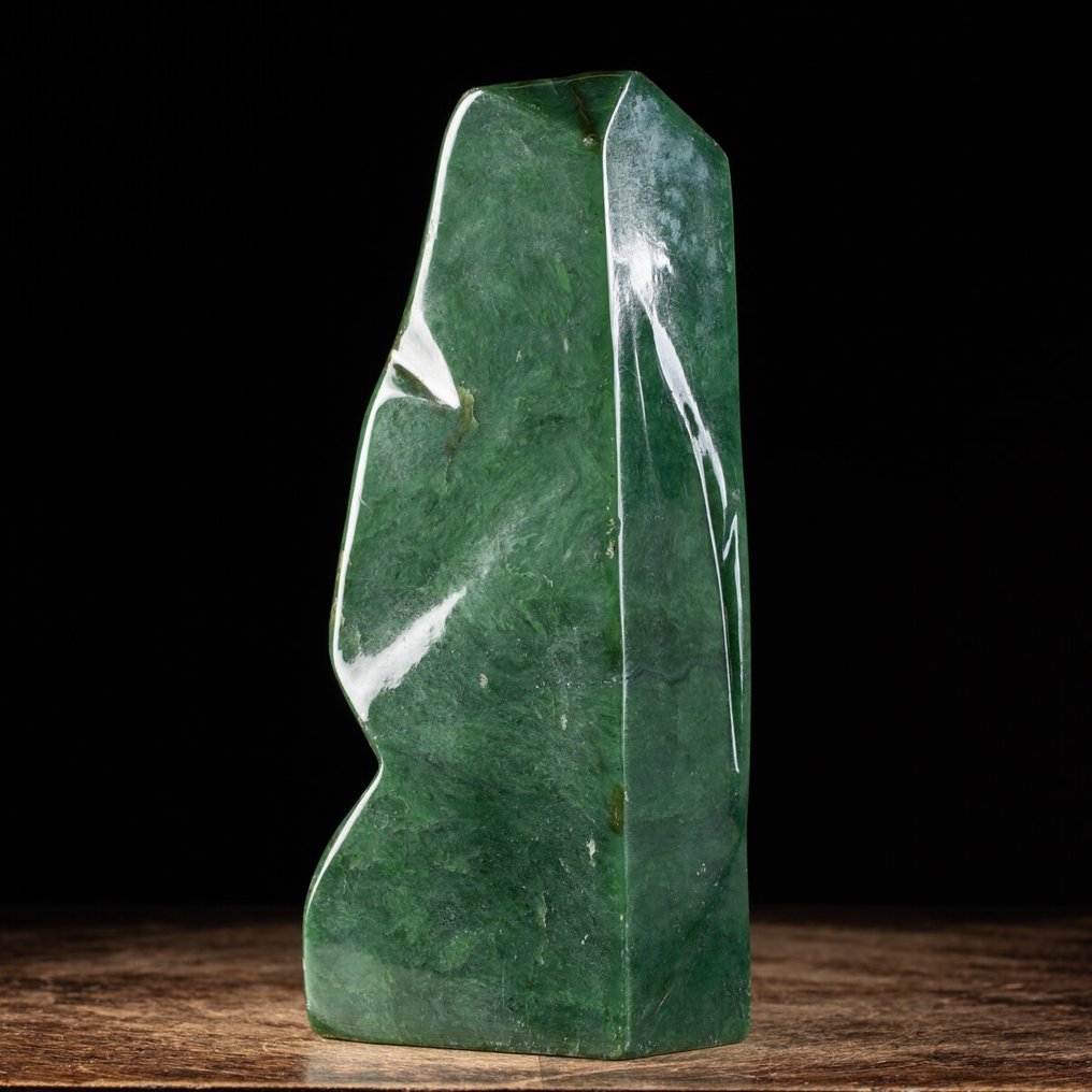 Νεφρίτης εξαιρετικής ποιότητας Ελεύθερη μορφή - Ύψος: 265 mm - Πλάτος: 100 mm- 3560 g #3.2