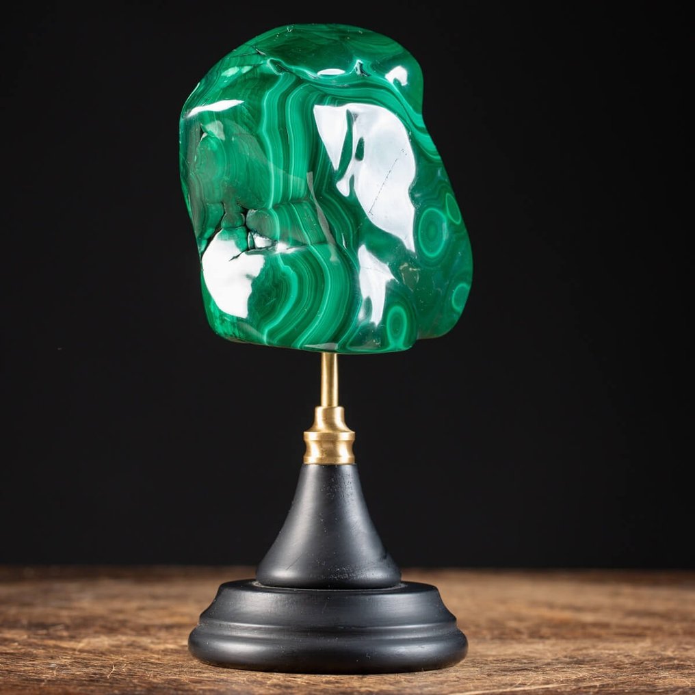 Malachite en forme libre sur une base artistique en bois et en laiton - Qualité AAA - Mines de - Hauteur : 225 mm - Largeur : 105 mm- 1570 g #2.1