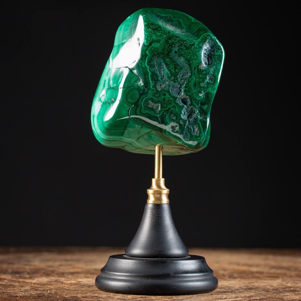 Malachite en forme libre sur une base artistique en bois et en laiton - Qualité AAA - Mines de - Hauteur : 225 mm - Largeur : 105 mm- 1570 g #4.3