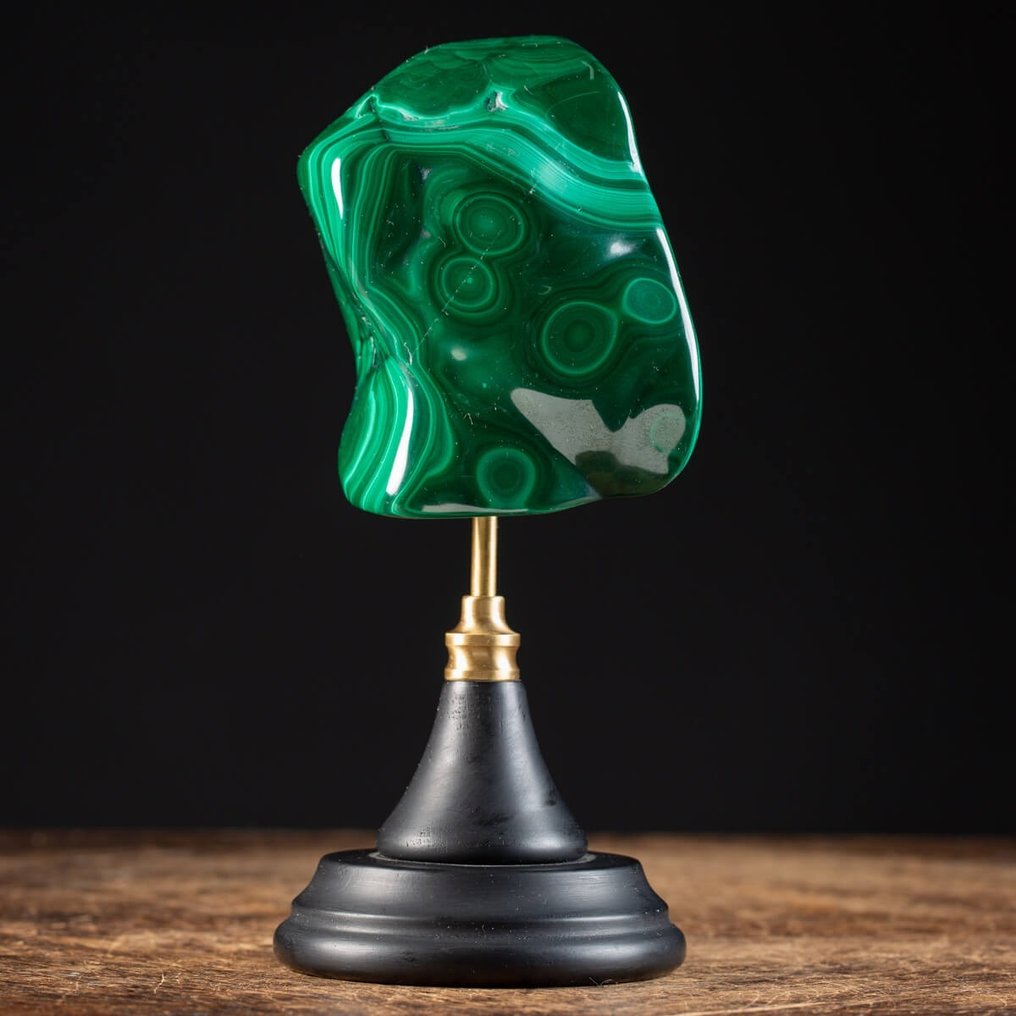 Malachite en forme libre sur une base artistique en bois et en laiton - Qualité AAA - Mines de - Hauteur : 225 mm - Largeur : 105 mm- 1570 g #1.0