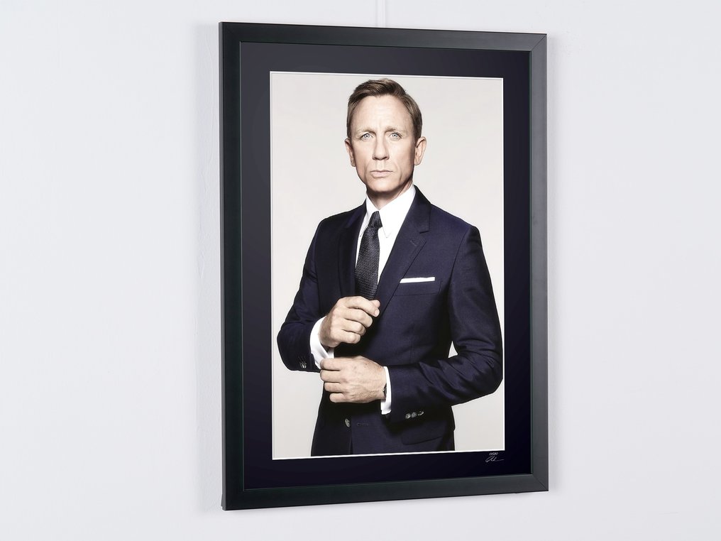 James Bond - Daniel Craig as "James Bond 007" - Photographie, Luxury Wooden Framed 70X50 cm - Limited Edition Nr 03 of 20 - Serial ID 16478 - Original Certificate (COA), Hologram - 100% New. Shipping Reduction from 3 items #4.3