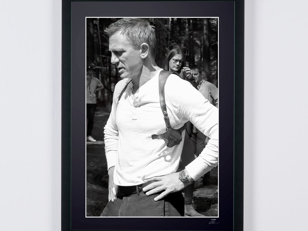 James Bond, Daniel Craig as James Bond 007 - Behind The Scene - Fine Art Photography - Luxury Wooden Framed 70X50 cm - Limited Edition Nr 02 of 0 - Serial ID 20487 - Original Certificate (COA), Hologram - 100% New. Shipping Reduction from 3 items #3.2