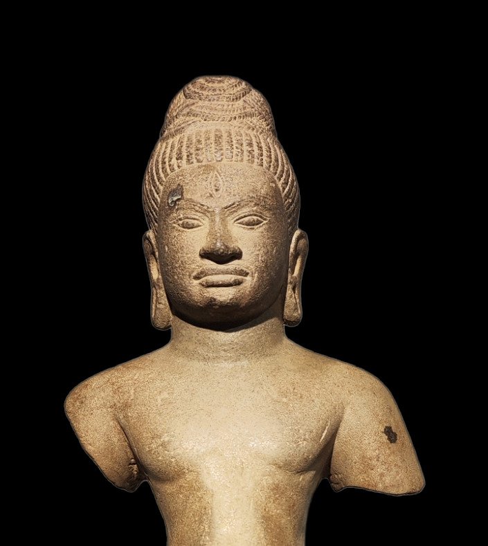 KHMER, KAMBODZSA Homokkő SHIVA KHMER, KAMBODZSA Angkor előtti időszak, Prei Khmeng stílus. 635 - 700 AD homokkő - 51 cm #2.3