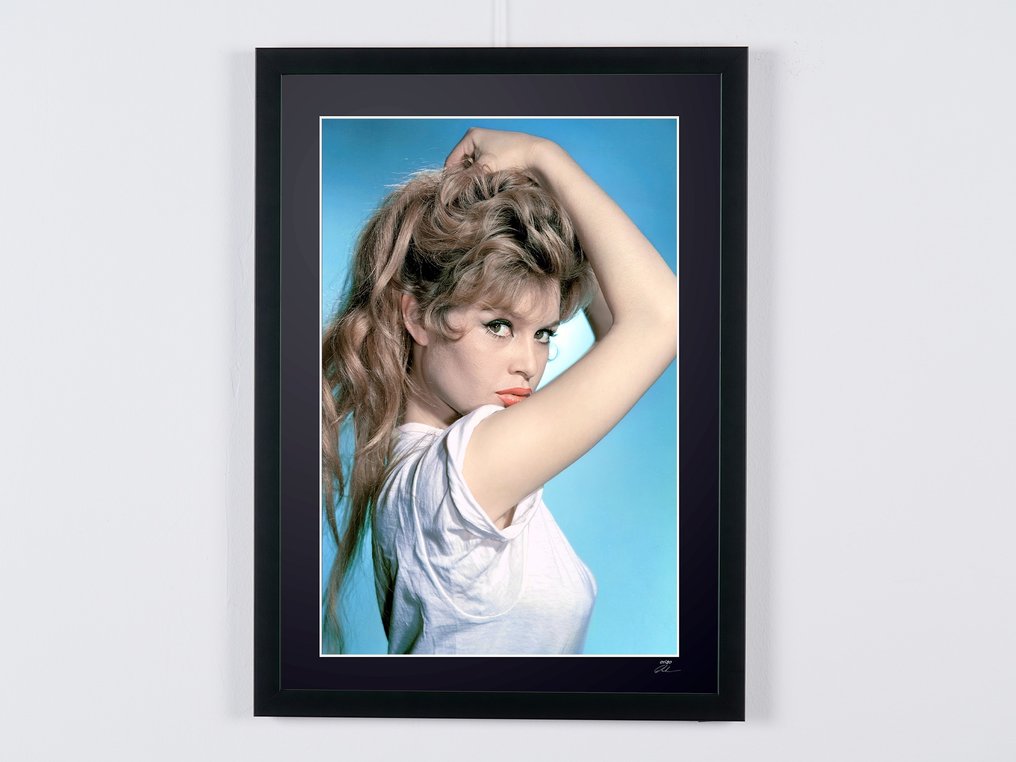 Brigitte Bardot - Circa 1963 - Fine Art Photography - Luxury Wooden Frame 70X50 cm - Limited Edition 01 of 30 - Serial 20099 - Original Certificate (COA), Hologram - 100% New. Shipping Reduction from 3 items #1.0