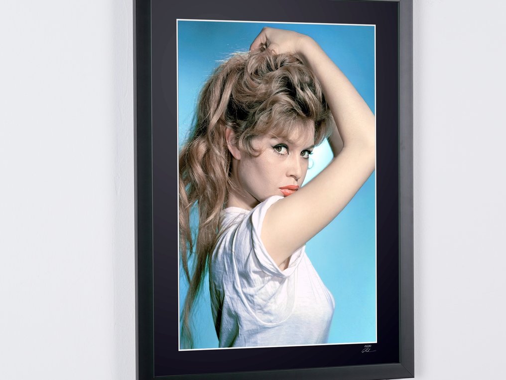 Brigitte Bardot - Circa 1963 - Fine Art Photography - Luxury Wooden Frame 70X50 cm - Limited Edition 01 of 30 - Serial 20099 - Original Certificate (COA), Hologram - 100% New. Shipping Reduction from 3 items #4.3