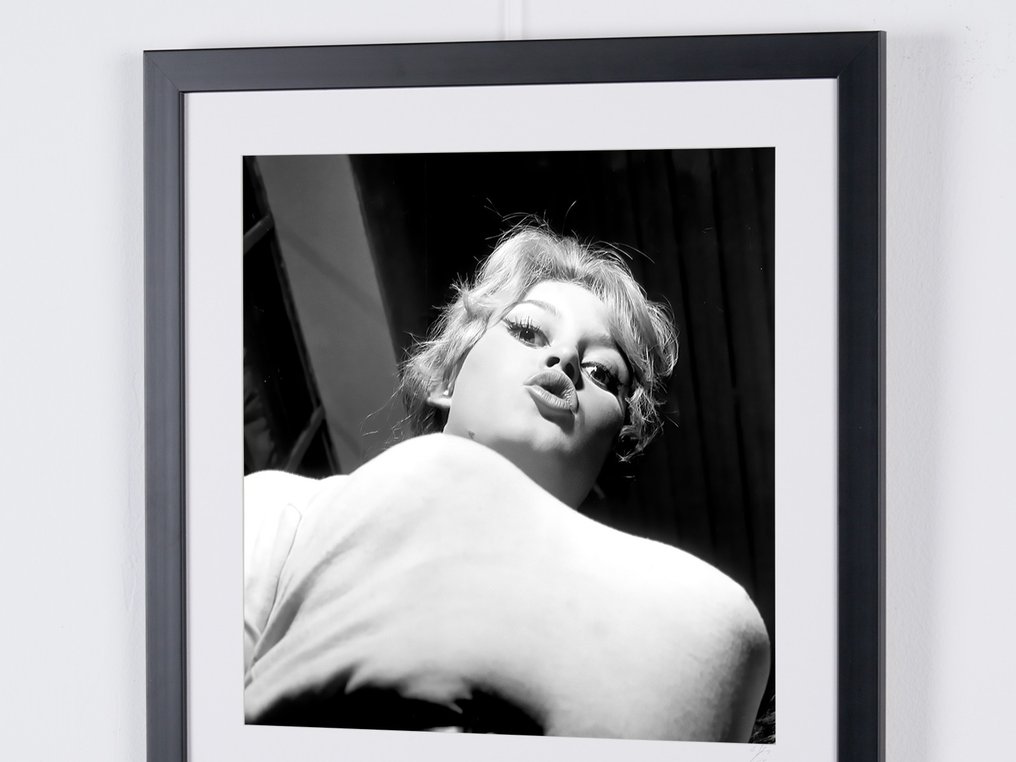 Brigitte Bardot Iconic - Fine Art Photography - Luxury Wooden Frame 70X50 cm - Limited Edition 01 of 35 - Serial 20153 - Original Certificate (COA), Hologram - 100% New. Shipping Reduction from 3 items #3.2