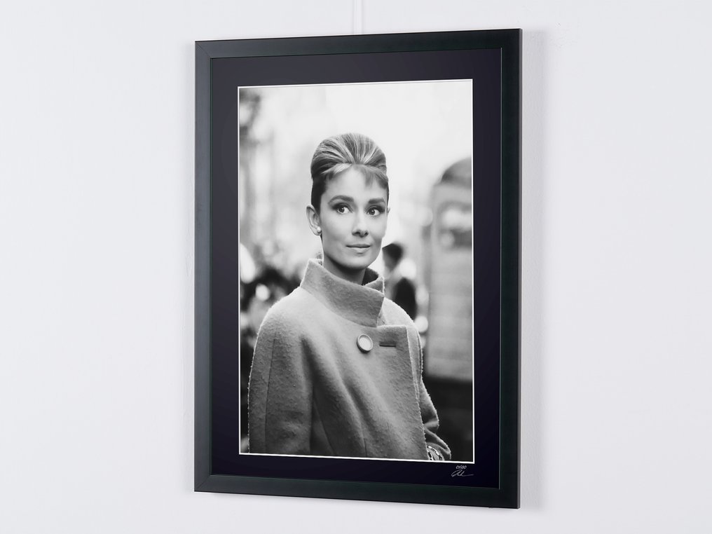 Audrey Hepburn as Holly Golightly - Breakfast at Tiffany's (1961) - Fine Art Photography - Luxury Wooden Framed 70X50 cm - Limited Edition Nr 03 of 50 - Serial ID 20175 - Original Certificate (COA), Hologram - 100% New. Shipping Reduction from 3 items #3.2