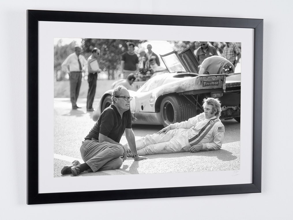Le Mans (1971) - Steve McQueen, on set between takes - Fine Art Photography - Luxury Wooden Framed 70X50 cm - Limited Edition Nr 02 of 30 - Serial ID 17293 - Original Certificate (COA), Hologram - 100% New. Shipping Reduction from 3 items #4.3