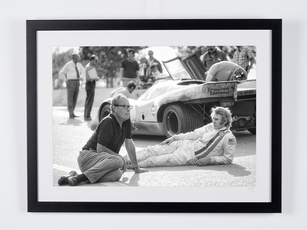 Le Mans (1971) - Steve McQueen, on set between takes - Fine Art Photography - Luxury Wooden Framed 70X50 cm - Limited Edition Nr 02 of 30 - Serial ID 17293 - Original Certificate (COA), Hologram - 100% New. Shipping Reduction from 3 items #1.0