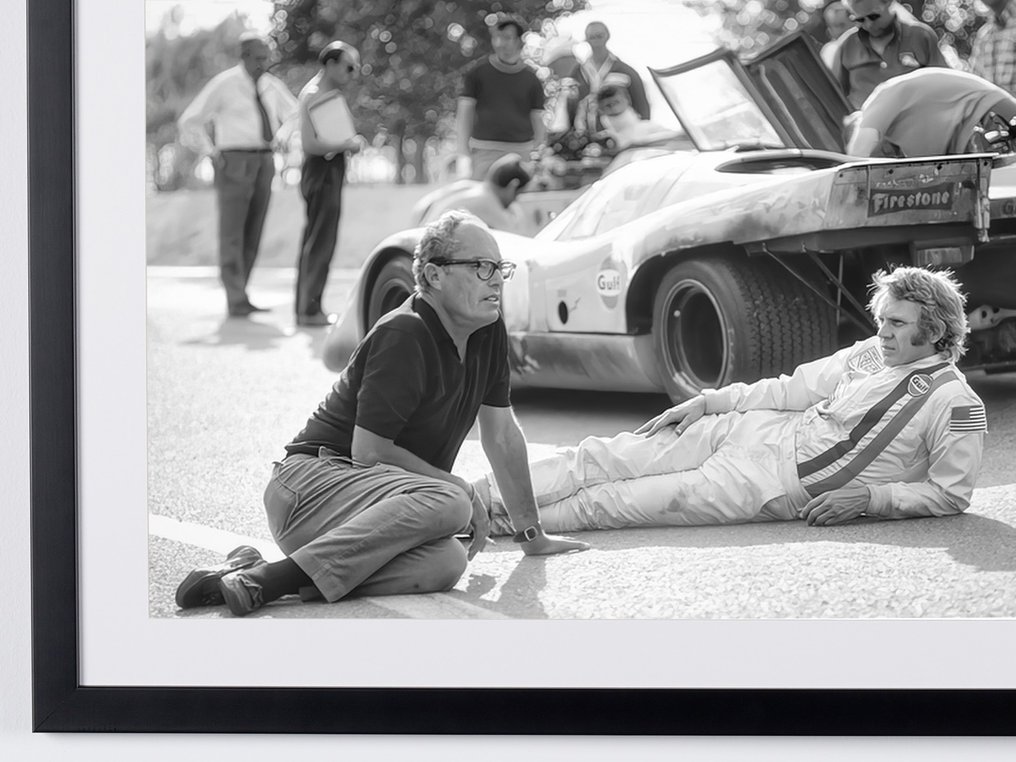 Le Mans (1971) - Steve McQueen, on set between takes - Fine Art Photography - Luxury Wooden Framed 70X50 cm - Limited Edition Nr 02 of 30 - Serial ID 17293 - Original Certificate (COA), Hologram - 100% New. Shipping Reduction from 3 items #3.2