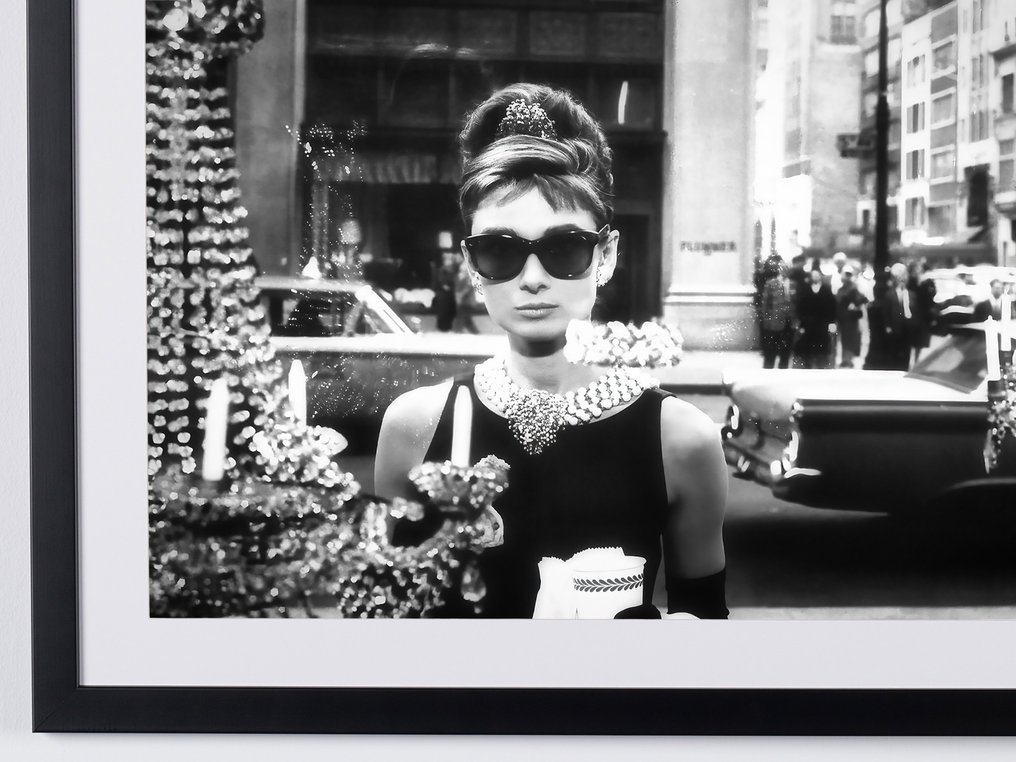 Audrey Hepburn - Breakfast at Tiffany's (1961) - Fine Art Photography - Luxury Wooden Framed 70X50 cm - Limited Edition Nr 04 of 50 - Serial ID 15499 - Original Certificate (COA), Hologram - 100% New. Shipping Reduction from 3 items #3.2