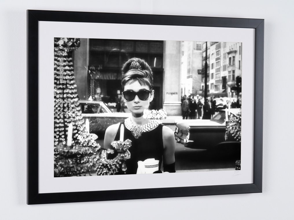 Audrey Hepburn - Breakfast at Tiffany's (1961) - Fine Art Photography - Luxury Wooden Framed 70X50 cm - Limited Edition Nr 04 of 50 - Serial ID 15499 - Original Certificate (COA), Hologram - 100% New. Shipping Reduction from 3 items #4.3