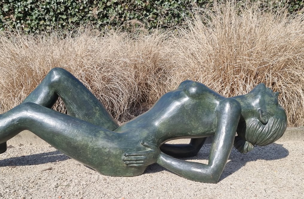 Veistos, A sunbathing woman - 129 cm - Pronssi #3.2
