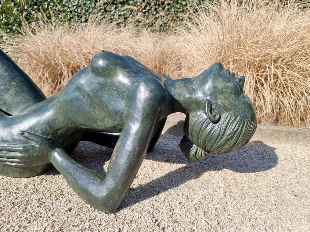 Veistos, A sunbathing woman - 129 cm - Pronssi #1.0