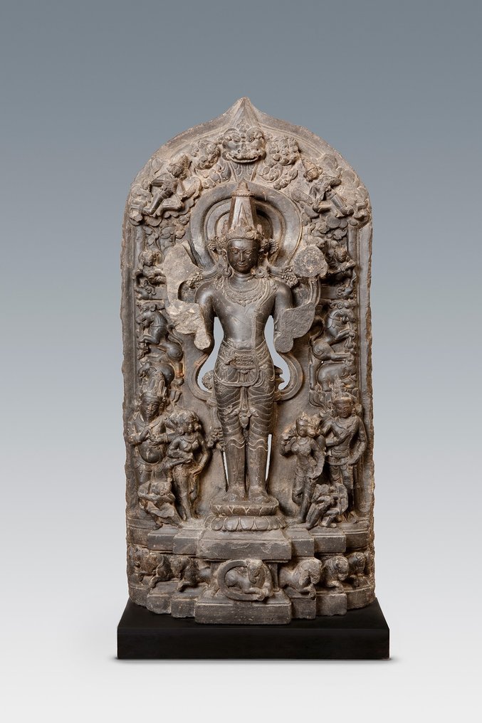 Indien Sten Stele af Surya, den hinduistiske solgud. Pala-perioden, 10.-11. århundrede e.Kr. 108 cm H. #1.1