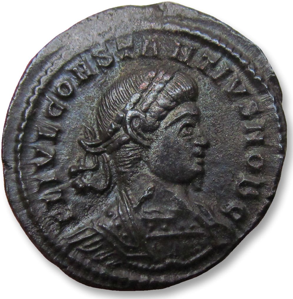 Romerska riket. Constantius II as Caesar under Constantine I (AD 324-337). Follis Lugdunum (Lyon) mint 330-332 A.D. - (pellet in crescent) + mintmark PLG - #1.1