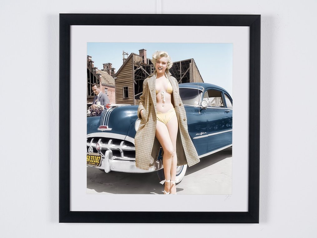 Marilyn Monroe with a 1950 Pontiac - Fine Art Photography - Luxury Wooden Frame 70X50 cm - Limited Edition 03 of 50 - Serial 16664 - Original Certificate (COA), Hologram - 100% New. Shipping Reduction from 3 items #1.0