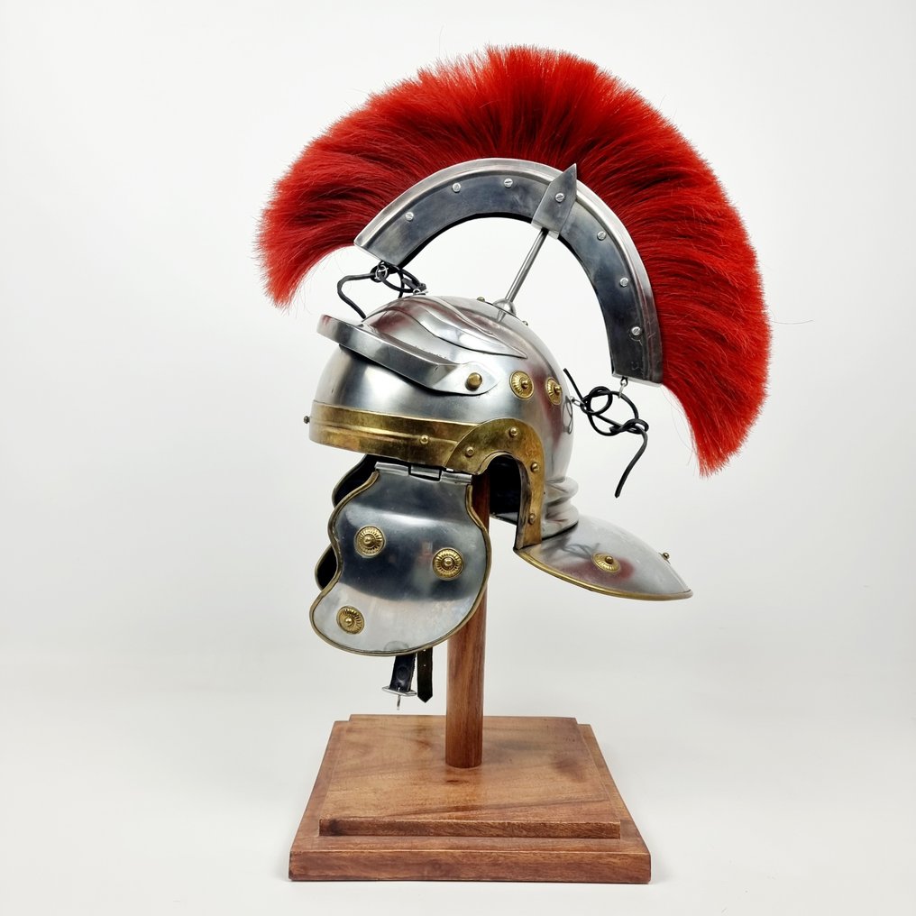 华丽的罗马头盔，带有波峰和侧面可移动的耳朵1960年 - 木, 皮革, 纺织品, 铁（铸／锻）, 黄铜色 #1.1