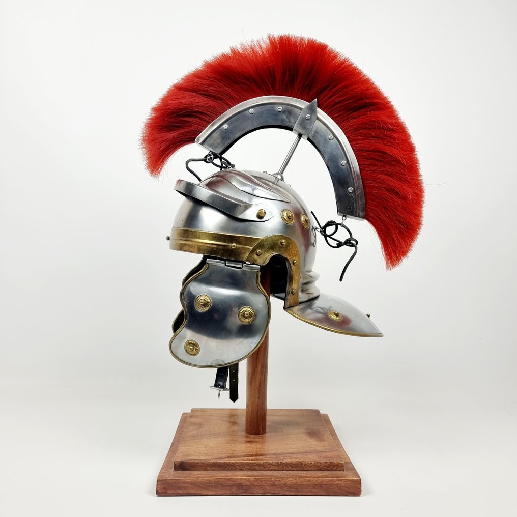 华丽的罗马头盔，带有波峰和侧面可移动的耳朵1960年 - 木, 皮革, 纺织品, 铁（铸／锻）, 黄铜色 #2.1