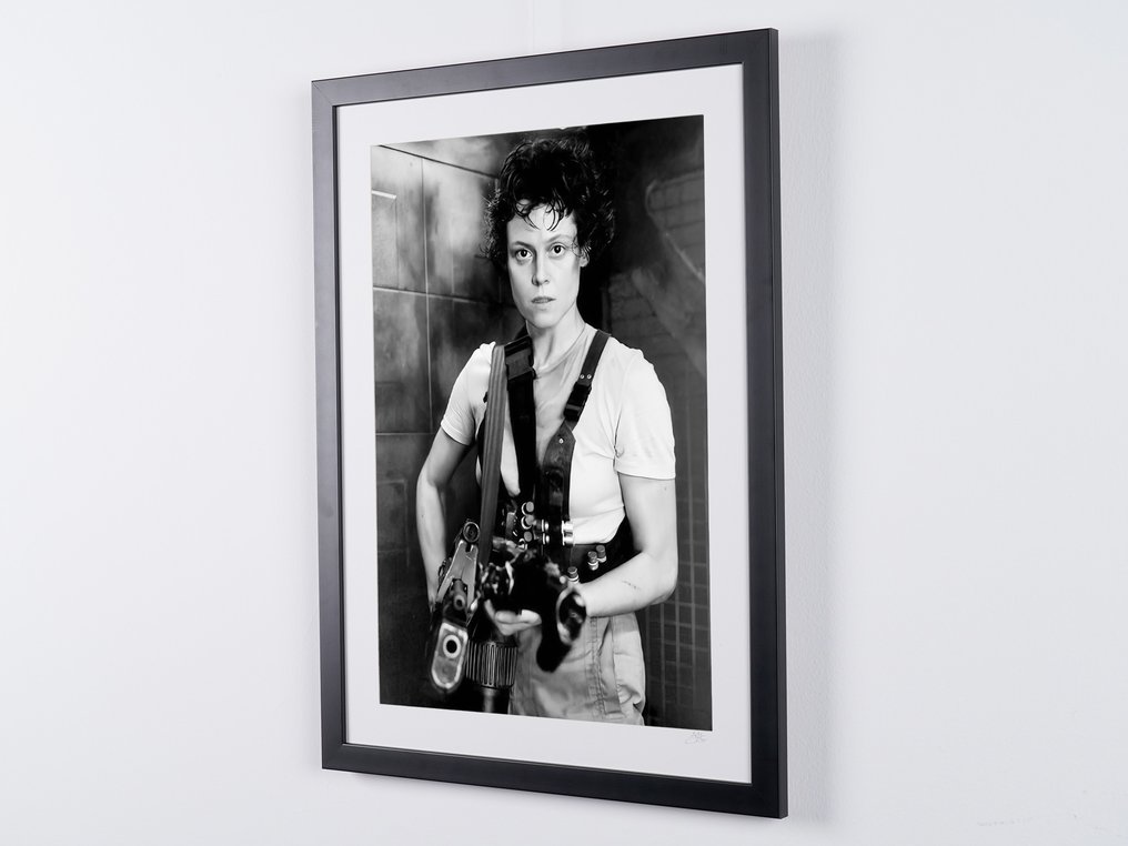 Aliens, - Sigourney Weaver as Ripley - Fine Art Photography - Luxury Wooden Framed 70X50 cm - Limited Edition Nr 05 of 50 - Serial ID 16771 - Original Certificate (COA), Hologram - 100% New. Shipping Reduction from 3 items #2.1