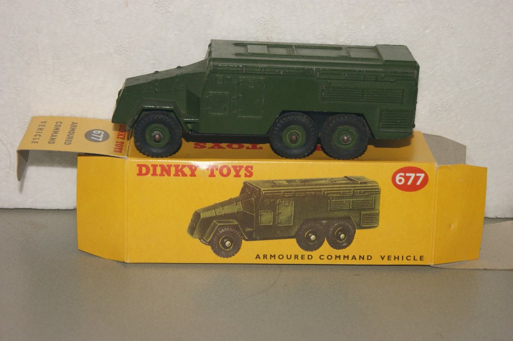 Dinky Toys - Modeller af militærkøretøj - First Issue British Army "A.E.C." Armoured Command Vehicle no.677 - 1955 - I den originale Første Udgave 'Gul' Billedkasse #1.0